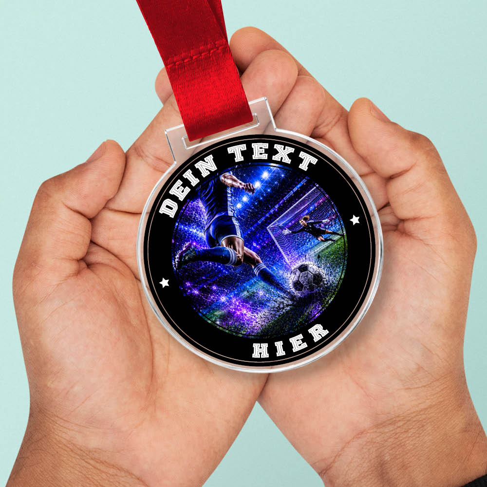 Signature Medaille Beste Torschützin in Händen als Größenvergleich