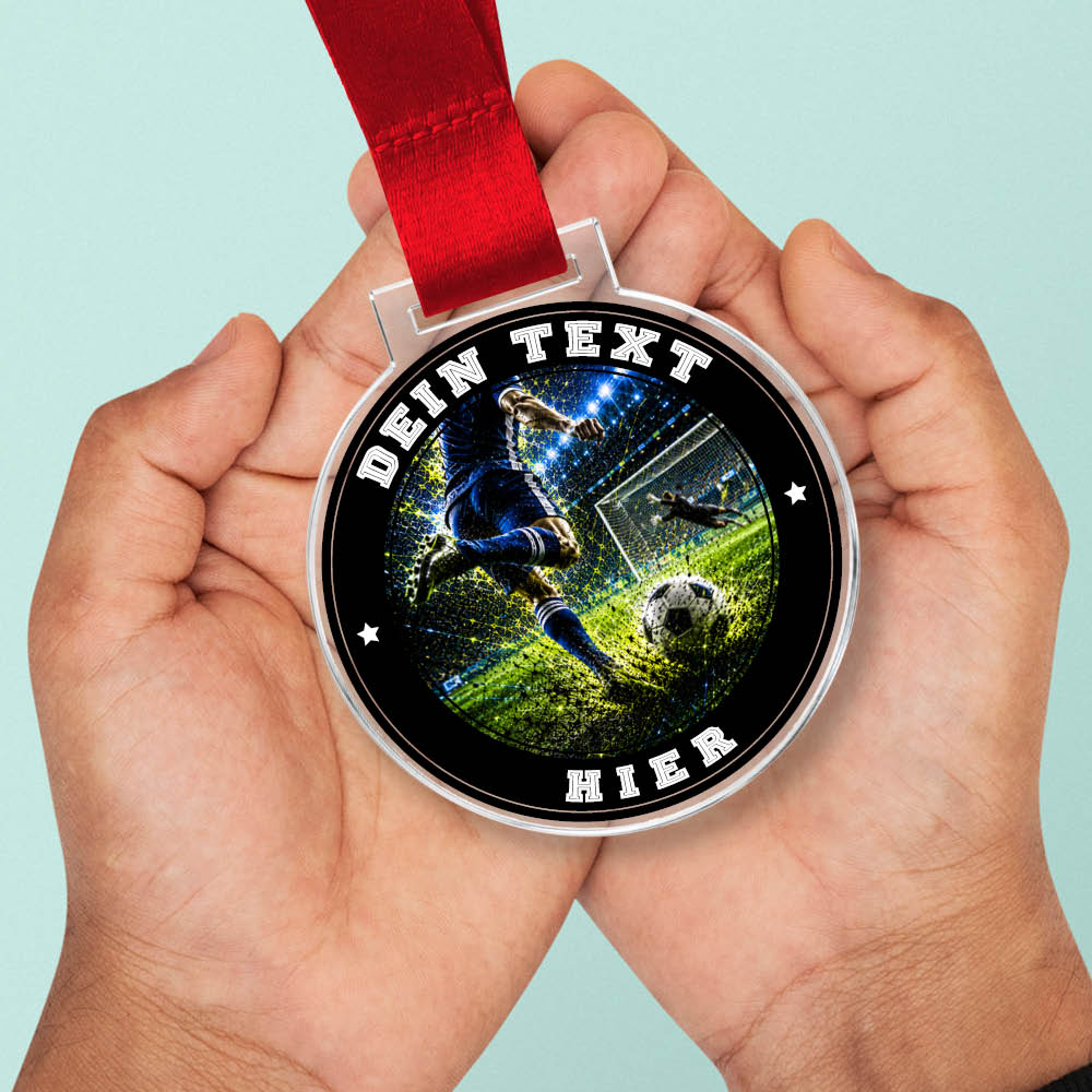 Signature Medaille Bester Torschütze in Händen als Größenvergleich