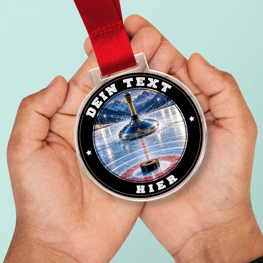 Signature Medaille Eisstockschießen in Händen als Größenvergleich