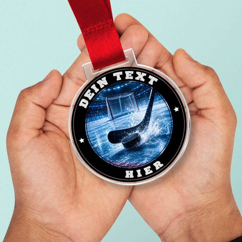 Signature Medaille Eishockey in Händen als Größenvergleich