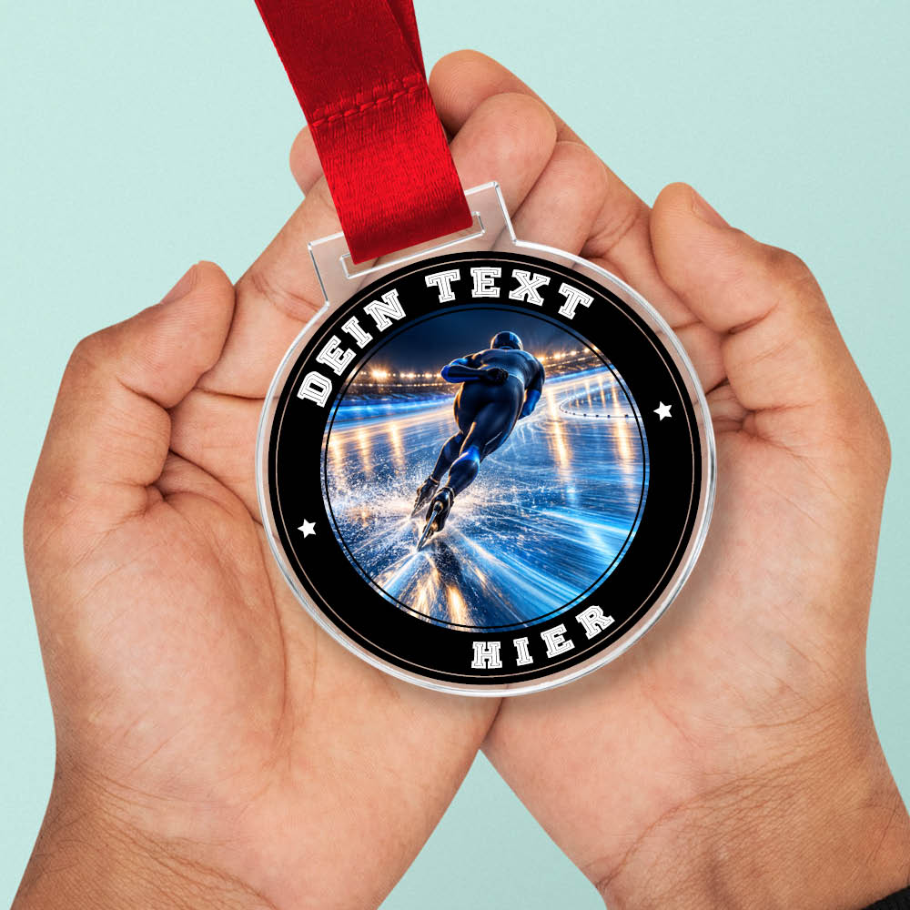 Signature Medaille Eislaufen in Händen als Größenvergleich