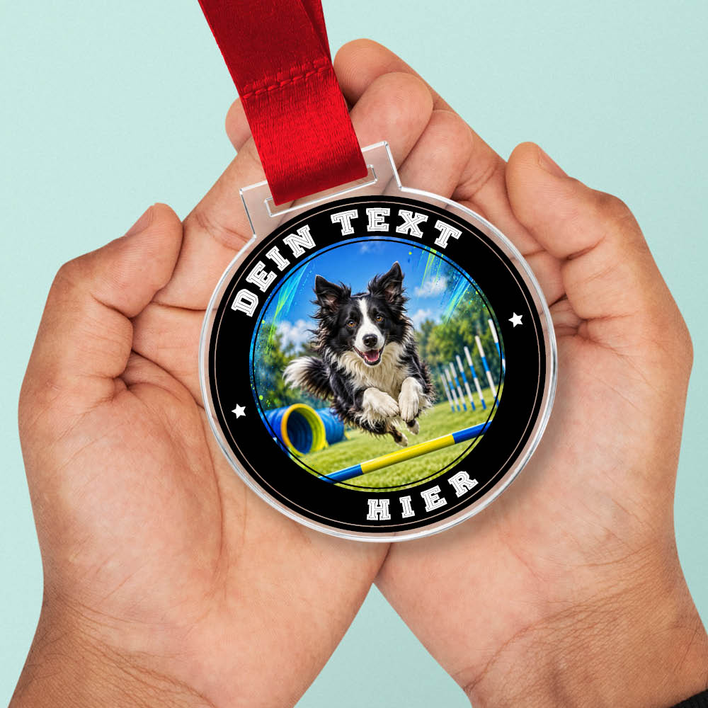 Signature Medaille Agility mit Border Collie in Händen als Größenvergleich