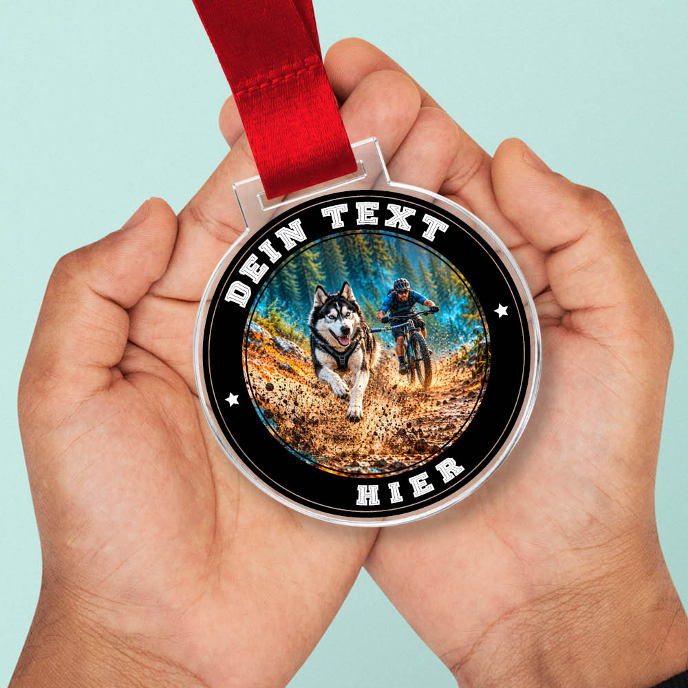 Signature Medaille Bikejoering in Händen als Größenvergleich
