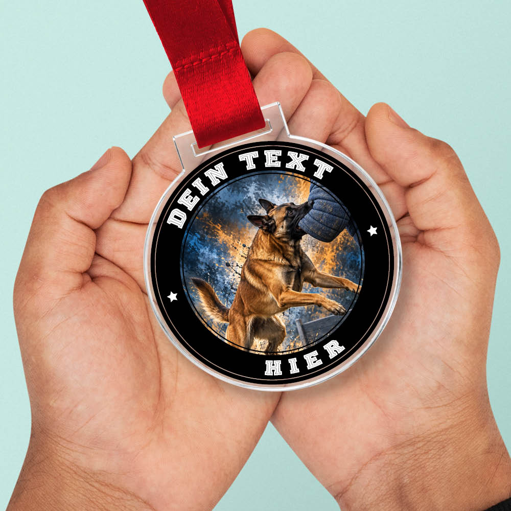 Signature Medaille Mondioring in Händen als Größenvergleich