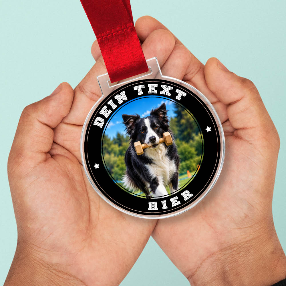 Signature Medaille Obedience in Händen als Größenvergleich