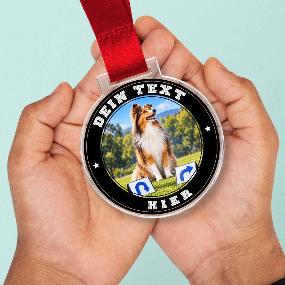 Signature Medaille Rally-Obedience in Händen als Größenvergleich
