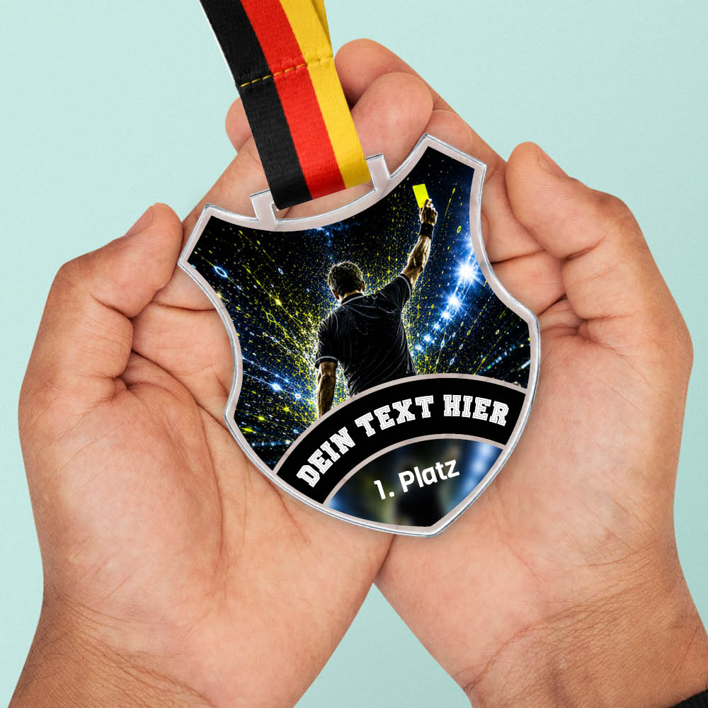 Wappen Medaille Bester Schiedsrichter in Händen als Größenvergleich