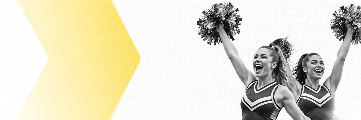 Zwei Cheerleaderinnen mit Pompons vor gelbem Chevron