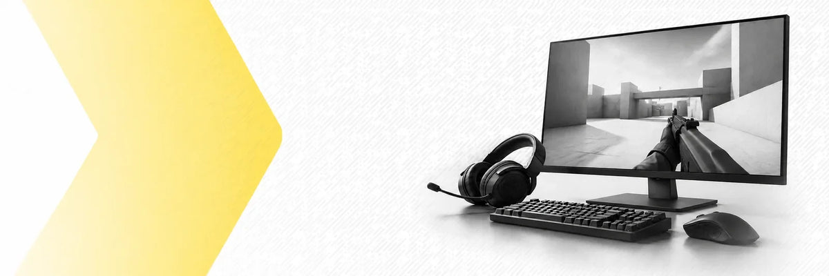 Gaming-Monitor mit neutraler Shooter-Spielansicht, Headset, Tastatur und Maus neben gelbem Chevron