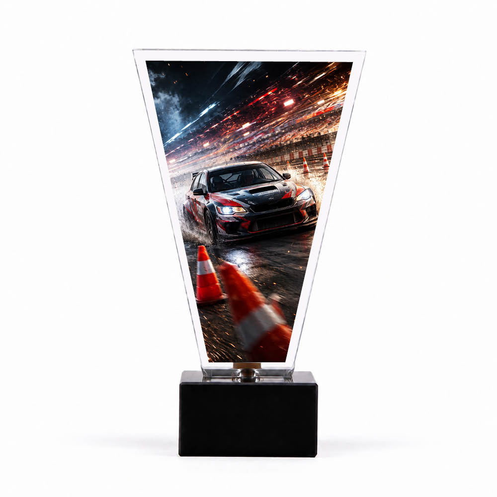 Signature Glaspokal für Autoslalom mit dynamischem Motorsportmotiv