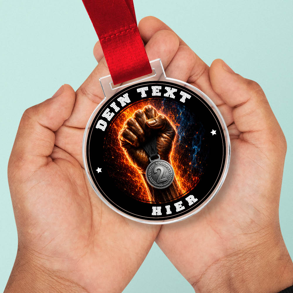 Signature Medaille Zweiter Platz in Händen als Größenvergleich