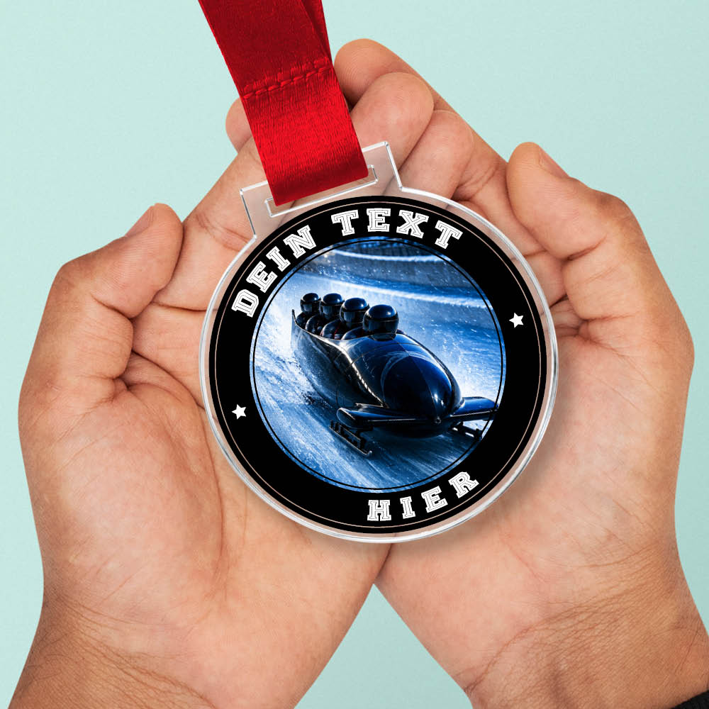 Signature Medaille Team Bobfahren in Händen als Größenvergleich