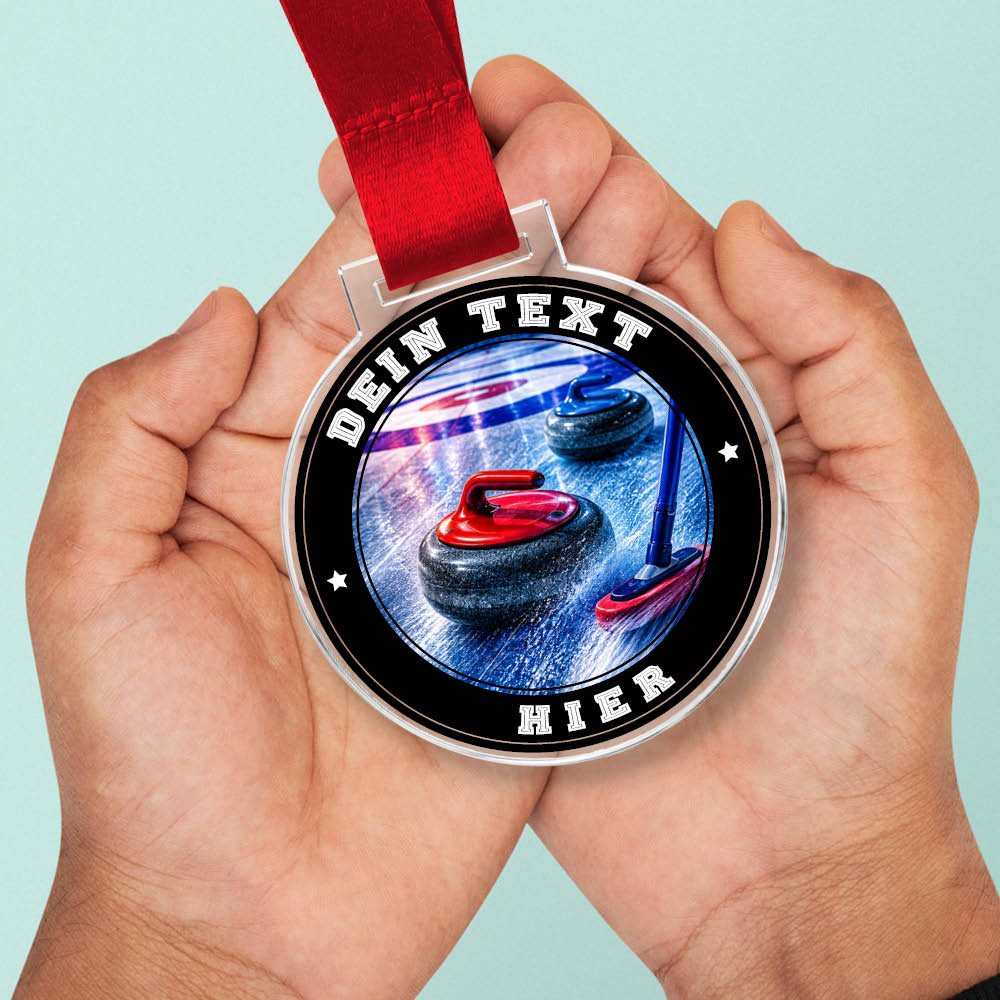 Signature Medaille Curling Wettkampf in Händen als Größenvergleich