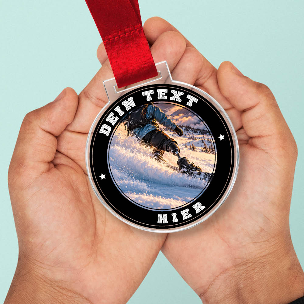 Signature Medaille Para Snowboard in Händen als Größenvergleich