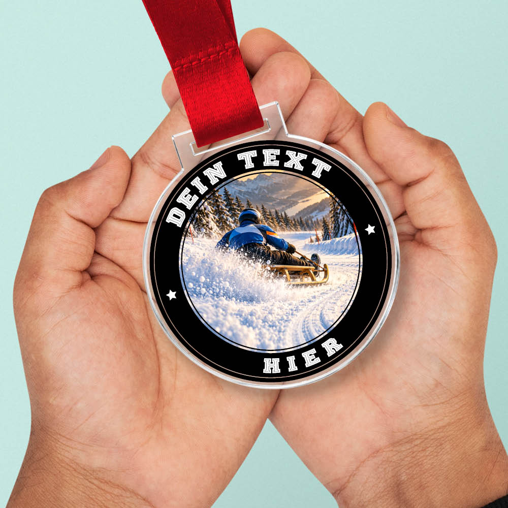 Signature Medaille Schlittenfahren in Händen als Größenvergleich