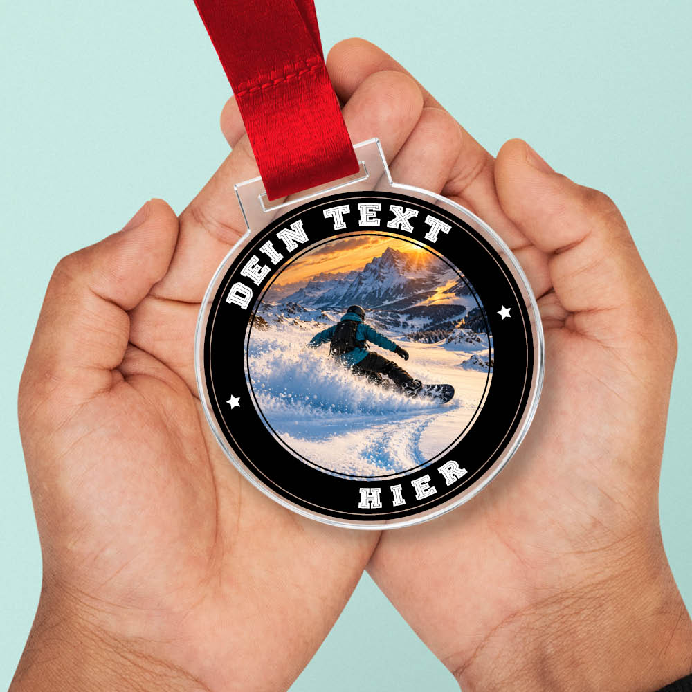 Signature Medaille Snowboard Freestyle in Händen als Größenvergleich
