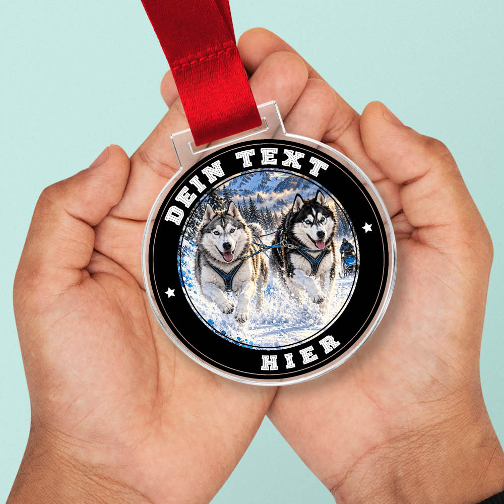 Signature Medaille Schlittenhundsport in Händen als Größenvergleich