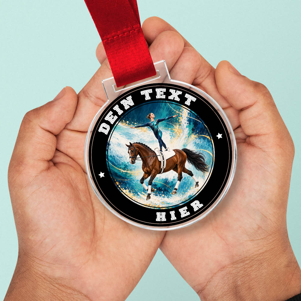 Signature Medaille Voltigieren in Händen als Größenvergleich