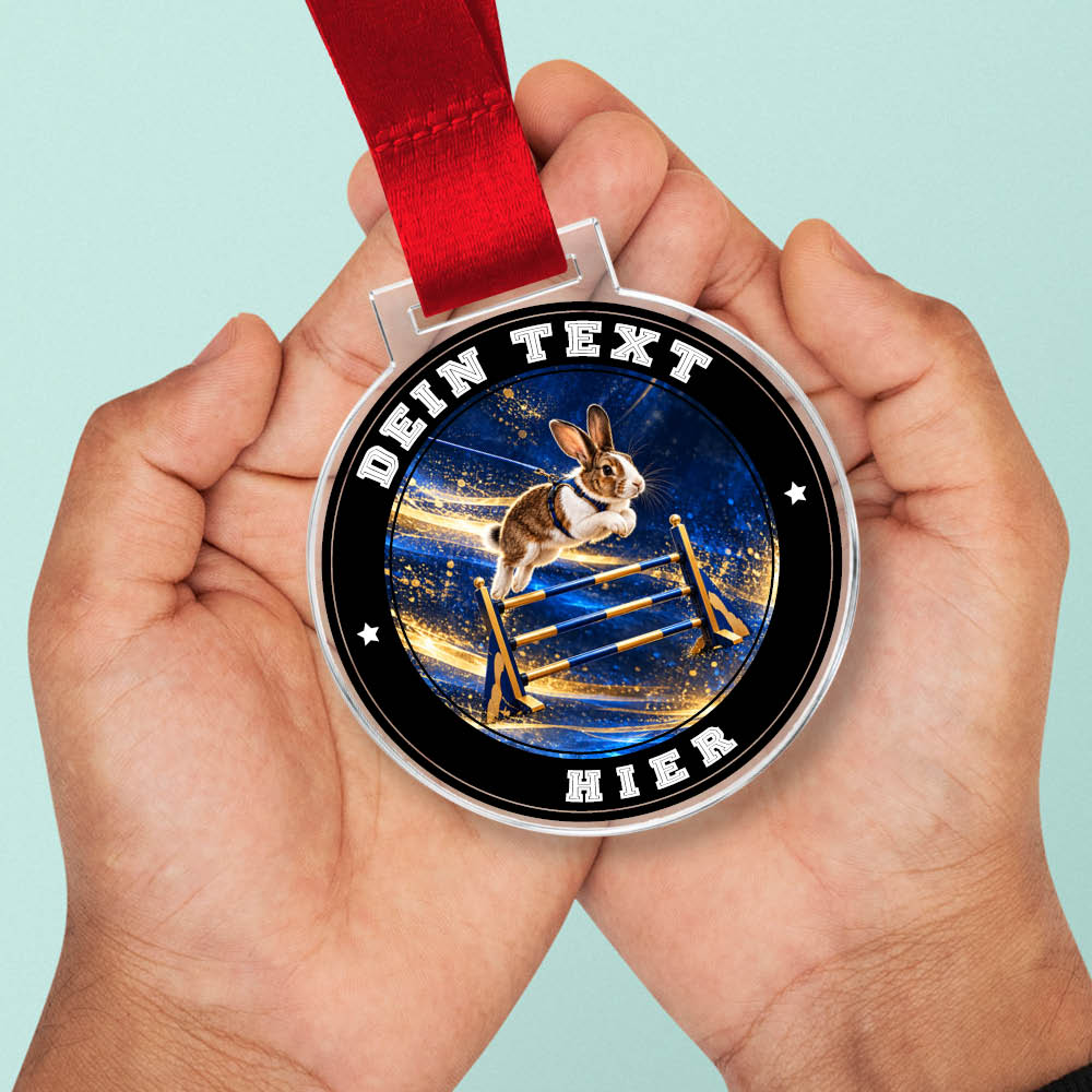 Signature Medaille Kaninhop in Händen als Größenvergleich