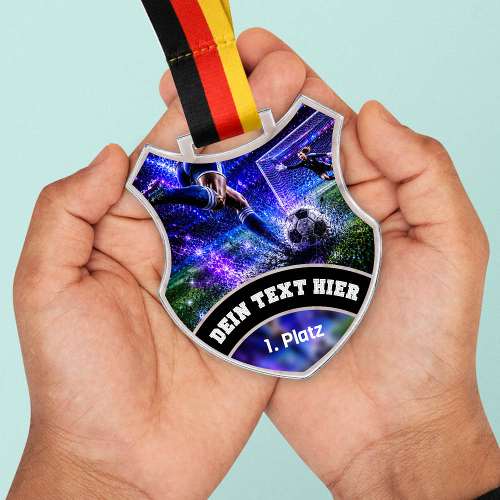 Wappen Medaille Beste Torschützin in Händen als Größenvergleich